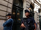 Francouzská policistka ped paískou synagogou. Francie posílila ochranu...
