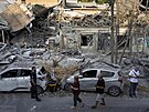 Izraelci kontrolují trosky budov den poté, co je zasáhly rakety vypálené z...