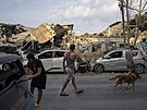 Izraelci kontrolují trosky budov den poté, co je zasáhly rakety vypálené z...