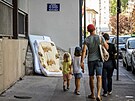 Matrace viditeln zamoená tnicemi pohozená na ulici v Paíi. (3. íjna 2023)