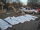 Zakrytá tla po ruském útoku na vesnici Hroza v Charkovské oblasti. (5. íjna...