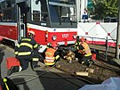 Nehoda tramvaje na Rennesk� t��d� v Brn�. Pod soupravou z�stal zakl�n�n� mlad�...