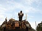 Izraelský voják se modlí, zatímco stojí na tanku. (9. íjna 2023)
