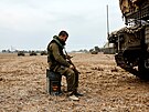 Izraelský voják se modlí u Pásma Gazy. (9. íjna 2023)