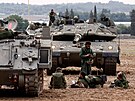 Izraeltí vojáci se shromaují u tank. (9. íjna 2023)