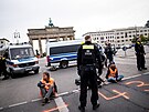 Aktivisté ped Braniborskou bránou v Berlín blokují dopravu, na ulici dovlekli...