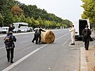 Aktivisté ped Braniborskou bránou v Berlín blokují dopravu, na ulici dovlekli...