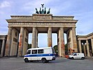 V Berlín istí Braniborskou bránu, kterou v záí poniili aktivisté z...