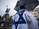 Lid si na shromdn pes sebe pehazovali izraelsk vlajky. (9. jna 2023)