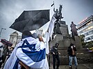 Lid� si na shrom�d�n� p�es sebe p�ehazovali izraelsk� vlajky. (9. ��jna 2023)