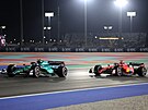 Fernando Alonso (vlevo) z Aston Martin a Charles Leclerc z Ferrari v...
