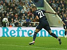Lucas Hernandez z PSG stílí gól v utkání s Newcastlem.