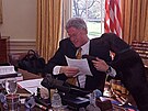 Bill Clinton s temperamentním okoládovým retrieverem Buddym. Socks s Buddym se...