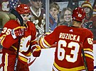 Matt Coronato (vlevo) a Adam Ru�i�ka z Calgary Flames se radují z gólu.