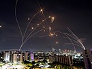 Palestinci z Pásma Gazy vysílají na Izrael rakety. (8. íjna 2023)