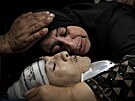 Palestinci truchlí a nesou tlo devatenáctileté obti zabité bhem pedelého...