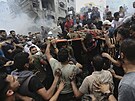 Palestinci vynáejí mrtvé tlo z trosek budovy po izraelském leteckém útoku u...
