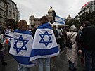 Lid� na V�clavsk�m n�m�st� v Praze za de�t� p�i�li vyj�d�it podporu napaden�mu...
