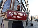 Odhalen� nov� uli�n� cedule u p��le�itosti p�ejmenov�n� Kon�vovy ulice na...