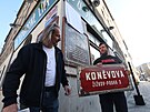 Odhalen� nov� uli�n� cedule u p��le�itosti p�ejmenov�n� Kon�vovy ulice na...