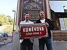 Odhalen� nov� uli�n� cedule u p��le�itosti p�ejmenov�n� Kon�vovy ulice na...