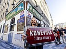 Odhalen� nov� uli�n� cedule u p��le�itosti p�ejmenov�n� Kon�vovy ulice na...
