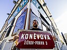 Odhalen� nov� uli�n� cedule u p��le�itosti p�ejmenov�n� Kon�vovy ulice na...