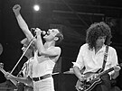 John Deacon, Freddie Mercury a Brian May z kapely Queen na koncert Live Aid...