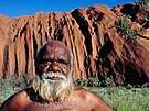 Domorodý obyvatel Austrálie u Ayersovy skály (Uluru)