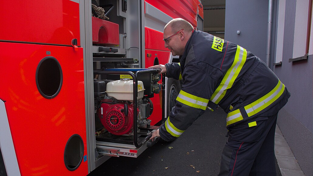 Velitel jednotky sboru dobrovolných hasi�� Jeví�ko Stanislav Duchá�ek. Jako...