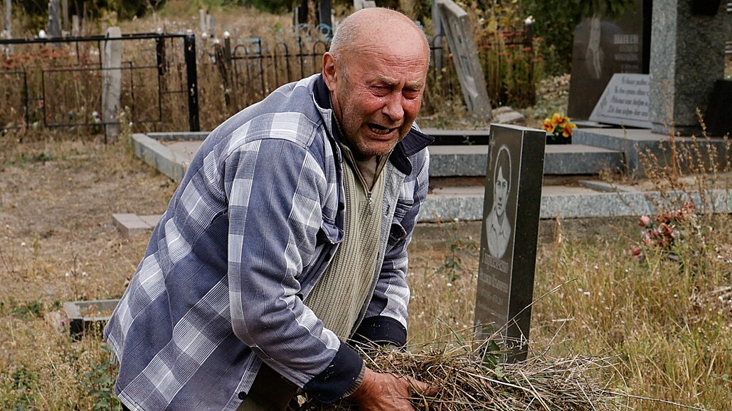 Jednaedesátiletý Valerij Kozyr pipravuje hrob na hbitov u obce Hroza poté,...