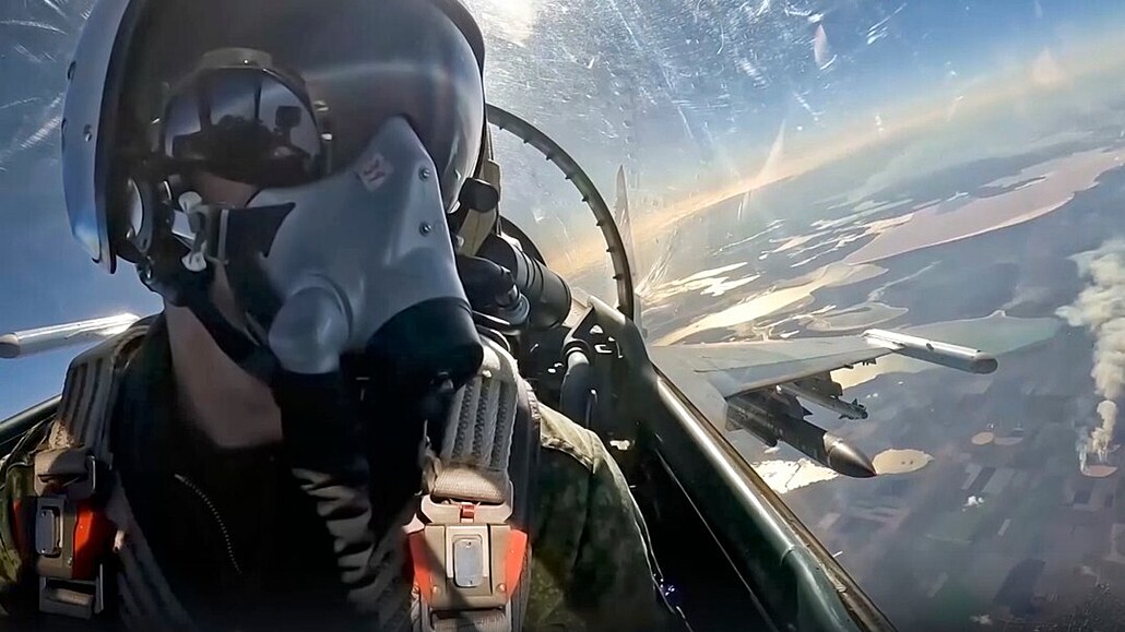 Pilot ruského letectva v kokpitu stíhačky Su-35 (23. listopadu 2022)
