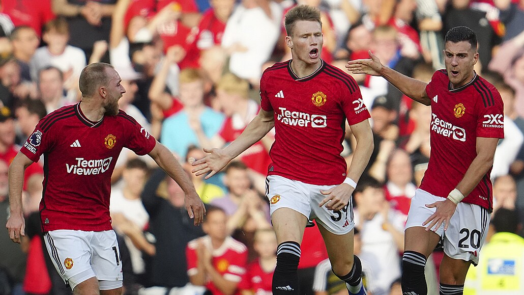 Fotbalisté Manchesteru United se radují z gólu, který vst�elil Scott McTominay...