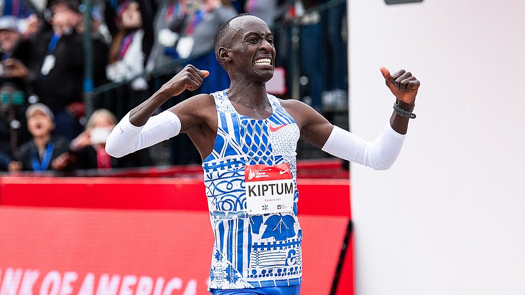 Keňský běžec Kelvin Kiptum vítězí ve světovém rekodu v Chicagském maratonu.