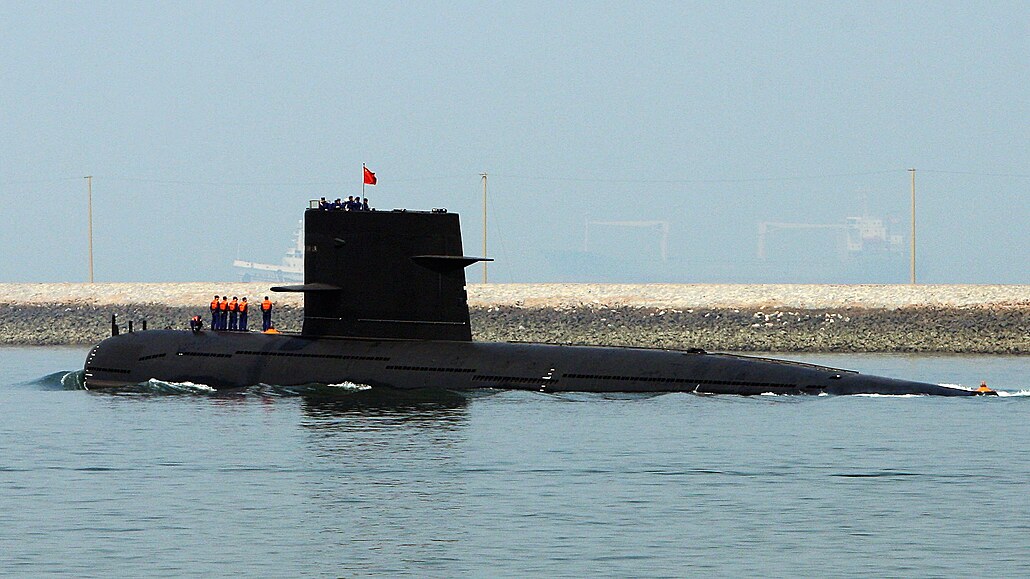 Čínská vojenská ponorka opouští přístav ve městě Čching-tao (22. dubna 2009)
