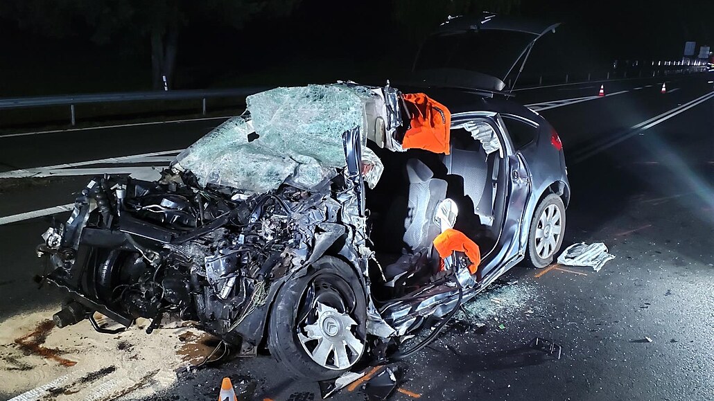 Tragická nehoda osobního auta s kamionem u Linhartic (5. íjna 2023).