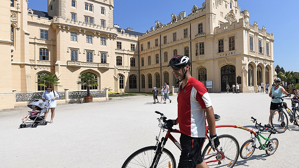 Cyklisté a návtvníci v Lednicko-valtickém areálu.