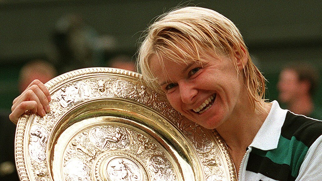 Jana Novotná s trofejí pro vítzku Wimbledonu