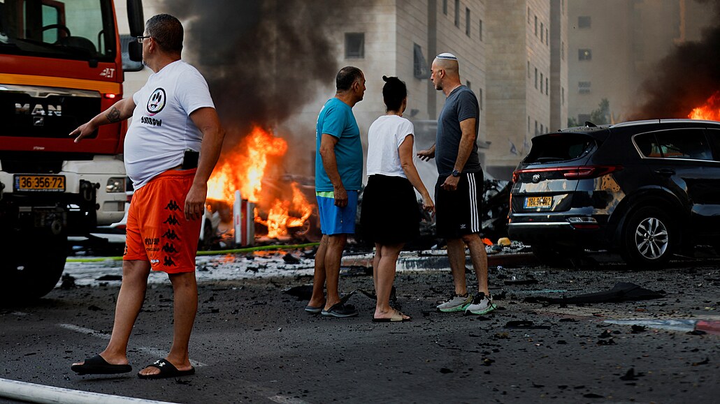 Palestinci raketami zaútoili na Izrael. Nkolik snímk dokumentuje auta v...