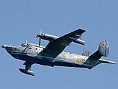 Ruský letoun Berijev Be-12 letí na přehlídce ke Dni námořnictva v Sevastopolu...