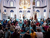 Lidé si během dne otevřených dveří prohlížejí mešitu v Berlíně. (3. října 2023)