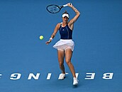 Markéta Vondroušová hraje forhend v prvním kole turnaje v Pekingu.