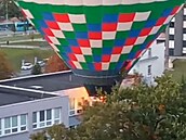 Záběr, kdy horkovzdušný balon narazil do budovy Základní školy v Zelené ulici v...