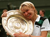 Jana Novotná s trofejí pro vítězku Wimbledonu