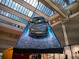 Hyundai na Designbloku zavsíl auto pod stechu Veletrního paláce. Elektrickou...
