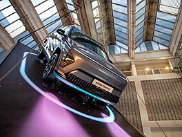 Hyundai na Designbloku zavsíl auto pod stechu Veletrního paláce. Elektrickou...