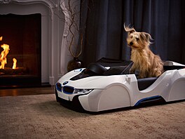 BMW na psy myslelo v rámci apríla i inovativním psím pelechem ve tvaru BMW i8...