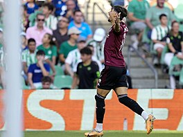 Spar�anský úto�ník Veljko Birman�evi� slaví gól v utkání Evropské ligy proti...