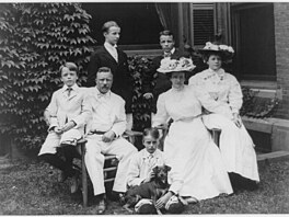 Theodore Roosevelt s rodinou a psím kíencem Skipem. (24. srpna 1907)