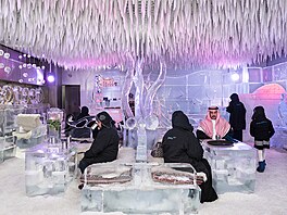 Saúdtí turisté popíjejí horkou okoládu v ledovém baru Chillout Ice Lounge, v...